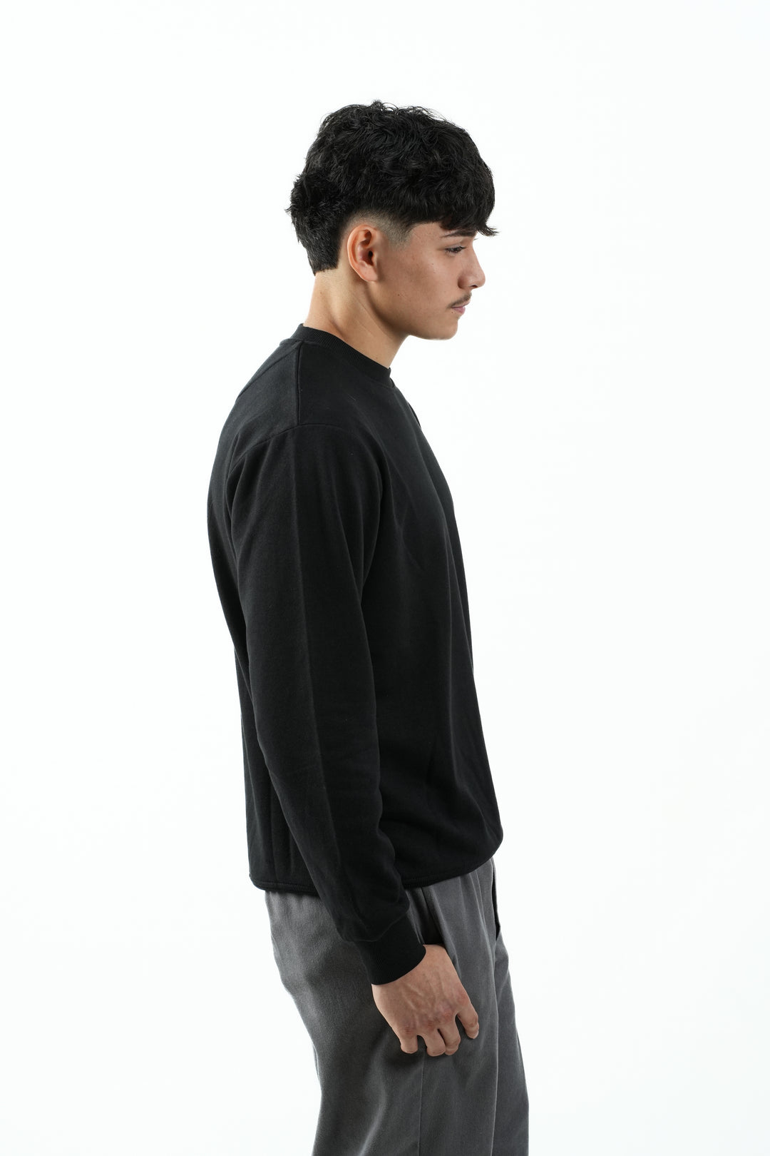 BLACK CREWNECK SWEATSHIRT