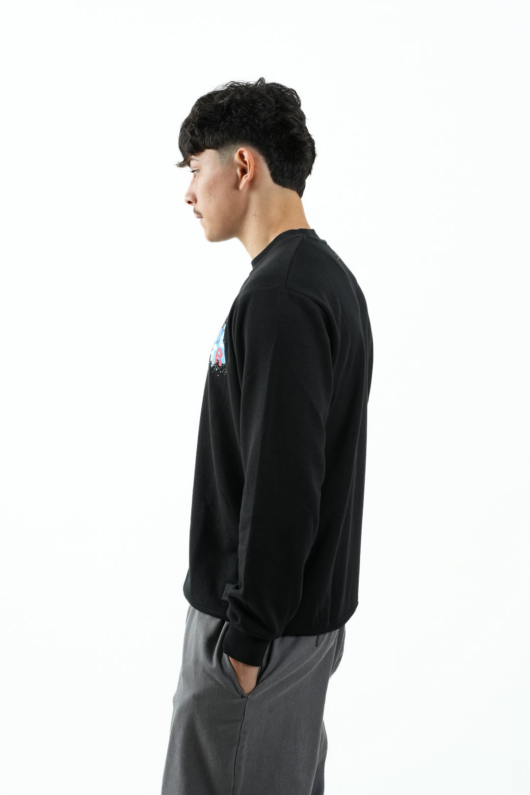 BLACK CREWNECK SWEATSHIRT